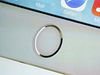 Senzor snímající otisk prst na telefonu iPhone 5S.