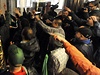Nkolik desítek demonstrujících horník vtrhlo do budovy bývalého editelství OKD na Prokeov námstí.