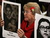 Michelle Bacheletová, bývalá prezidentka Chile, s portrétem obti Pinochetova reimu