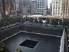 Lidé se shromaují kolem jednoho z pamtních jezírek, která vznikla na smutn proslulém Ground Zero