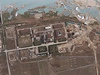 ást jaderného komplexu Jongbjon na satelitním snímku z roku 2012