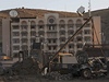 Budova amerického konzulátu v Herátu. V popedí auto, do nho Taliban umístil bombu
