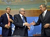 John Kerry, Sergej Lavrov a Lachdar Brahímí (uprosted), zmocnnec OSN a Ligy arabských stát