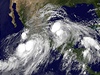 Satelitní snímek zachycuje hurikán Ingrid v Mexickém zálivu a tropickou boui Manuel, je se k Mexiku blíí od západu