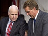 Senátoi John McCain (vlevo) a Jeff Flake