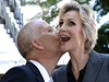 Scénárista Ryan Murphy dává polibek herece Jane Lynch