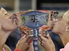 Lucie Hradecká a Andrea Hlaváková líbají pohár na US Open. 