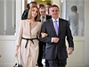 Prezidenta první den doprovodila dcera Kateina, vpravo je vedoucí prezidentské kanceláe Vratislav Myná. 