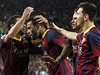 Barcelona slaví gól do sít Sevilly.
