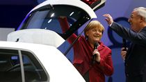 editel Volkswagenu Martin Winterkorn obdivuje s kanclkou Merkelovou prostorn kufr e-golfu.