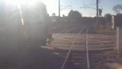 Mladík přecházel koleje. Projíždějící vlak ho odmrštil pryč