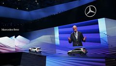 Pedstavitel firmy Daimler Dieter Zetsche pedstavil nový terénní vz pi impozantní prezentaci. 
