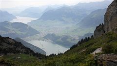 Pohled z hory Pilatus na Lucern a pilehlé jezero.