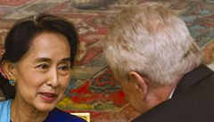 Prezident Zeman a Su �ij spole�n� usedli k jednacímu stolu v Bro�íkov� salonu Pra�ského hradu.