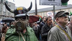 Někteří horníci přišli s transparenty i v maskách. | na serveru Lidovky.cz | aktuální zprávy