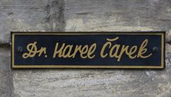 Jmenovka Karla �apka na dvojdomku ve Vinohradech.