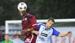 Znojmo - AC Sparta Praha. Znojemský záloník David Helísek (vpravo) a obránce Sparty Costa Nhamoinesu