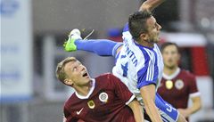 SC Znojmo - AC Sparta Praha. Znojemský záloník Emir Zeba (vpravo) a záloník Sparty Ladislav Krejí 