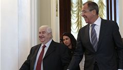 Ruský ministr zahranií Sergej Lavrov (vpravo) se svým syrským protjkem Valídem Mualimem