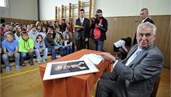 Prezident Zeman nav�tívil pardubické gymnázium Da�ická.
