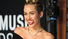 Nahý klip Miley Cyrus si vysloužil pozornost, ale i parodie