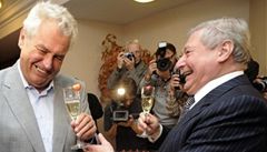 Poradce bývalého předsedy ČSSD a premiéra Miloše Zemana (uprostřed) Miroslav Šlouf (vpravo) na oslavě svých šedesátých narozenin z 23. září 2008. | na serveru Lidovky.cz | aktuální zprávy