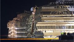 Costa Concordia váí více ne 114 000 tun, je tedy dvakrát t잚í ne Titanic.