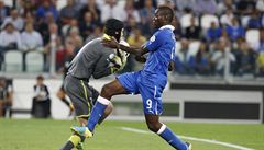 Petr �ech (s mí�em) a Mario Balotelli