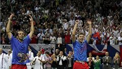 Radek Štěpánek a Tomáš Berdych slaví postup do finále Davis Cupu.