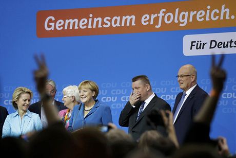 Kancléka Merkelová a její tým po vyhláení výsledku voleb.