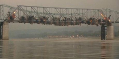 ízený výbuch mostu v Kentucky.