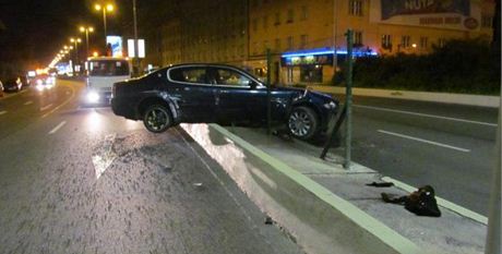 Na Nuselském most v Praze havaroval v noci sedmadvacetiletý idi vozidla tovární znaky Maserati. 