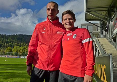 etí fotbalisté Freiburgu Pavel Krma (vlevo) a Václav Pila
