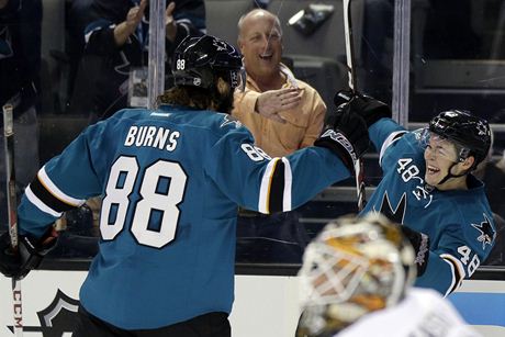 eský hokejista San José Sharks Tomá Hertl (vpravo) a jeho spoluhrá Brent Burns