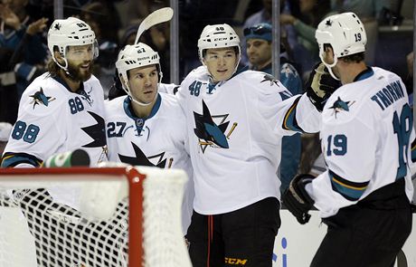 Hokejisté San Jose Sharks, zleva Brent Burns, Scott Hannan, Tomá Hertl a Joe Thornton