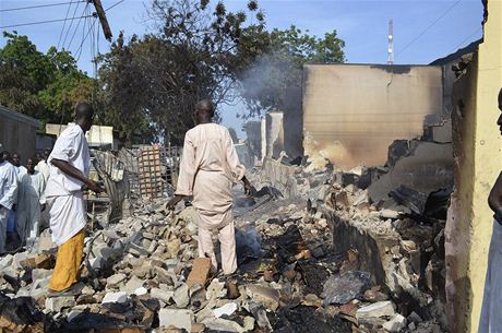 Následky záijového útoku sekty Boko Haram na msto Beniejk. Zahynulo tém sto lidí.