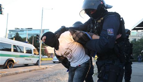 Praská policie zasahoval po fotbalovém derby mezi Slavií a Spartou. Zadrela 82 lidí.