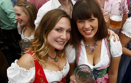 Nejenom pivo, ale i tradiní kroje a mohutné atrakce budou následující dva týdny vévodit Mnichovu. Zaal tu toti 180. Oktoberfest. Ani letos si ho nenechají ujít miliony pivních fanouk.