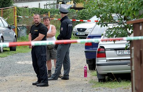 Policie zasahuje v rodinném dom v Tymákov na Plzesku, kde se loni stala dvojnásobná vrada. 