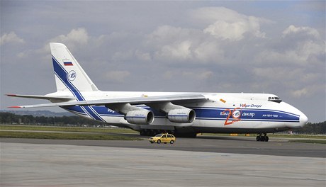 Letadlo An-124 Ruslan pistálo v Monov.