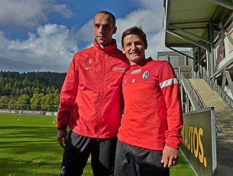 Čeští fotbalisté Freiburgu Pavel Krmaš (vlevo) a Václav Pilař