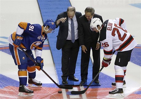 eský hokejista New Jersey Devils Patrik Eliá (vpravo) a John Tavares z New Yorku Islanders 