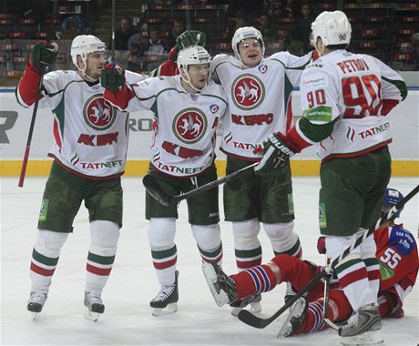 Lev Praha - AK BARS Kazaň.  Janne Pesonen z AK BARS Kazaň (třetí zleva) přijímá gratulaci ke gólu od spoluhráčů