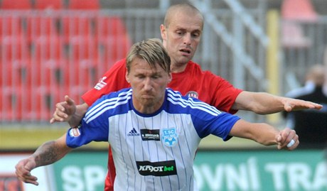 Zbrojovka Brno - 1. SC Znojmo. Marek Heinz ze Znojma (vpředu) a brněnský Roman Fischer
