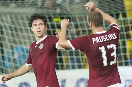 Fotbalisté Sparty Tomáš Přikryl (vlevo) a Lukáš Pauschek