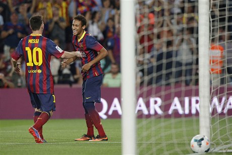 Radost fotbalistů Barcelony Neymara (vpravo) a Lionela Messiho