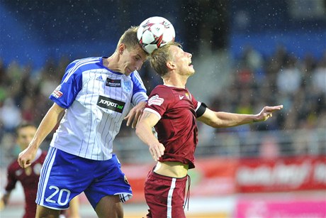 Znojmo - Sparta Praha. Znojemský obránce Josef Hnaníek (vlevo) a záloník Sparty Ladislav Krejí