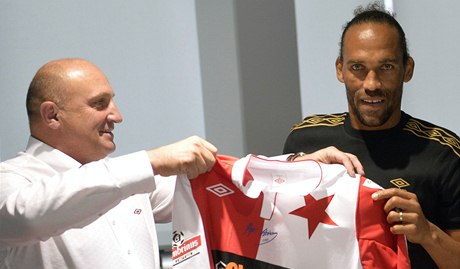 Fotbalista Slavie Fernando Neves a generální ředitel klubu Jaromír Šeterle (vlevo)