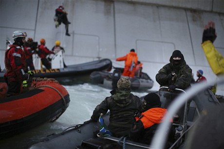 Aktivisté Greenpeace ve stetu s ozbrojenými ruskými pohraniníky
