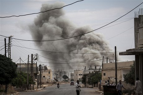 V Sýrii stále zuí obanská válka. Snímek zachycuje letecký útok na vesnici v provincii Idlíb 